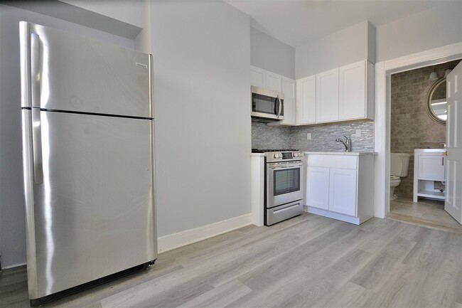 Building Photo - 312 25th St