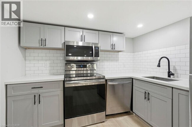 Photo du bâtiment - 106 Barnesdale Ave N