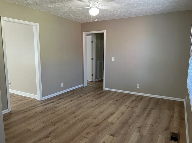 Foto del edificio - 824 Oak Leaf Dr