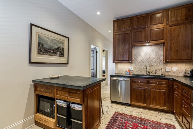 Foto del edificio - 2947 W Logan Blvd