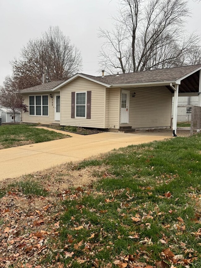 Building Photo - 720 Banks Dr