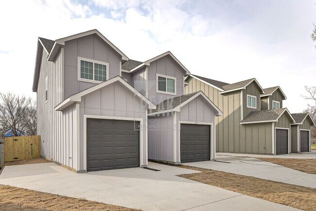 Foto del edificio - $1395! Stunning Fort Worth Duplex Available for Rent! Stainless Steel Fridge included!