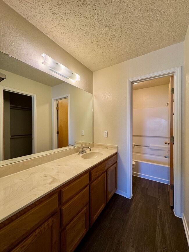 Building Photo - 1619 Breezy Dr
