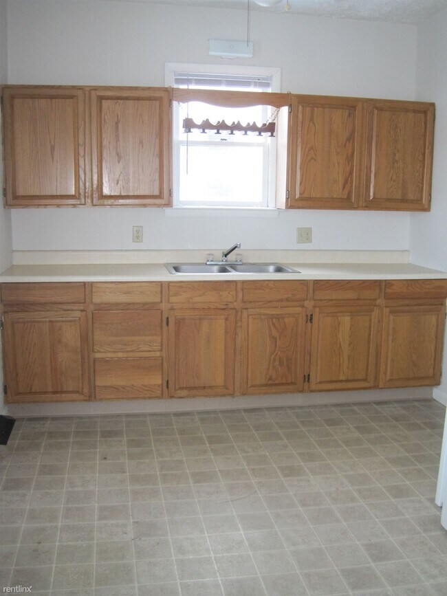 Building Photo - 3 br, 1 bath House - 633 Cottage St