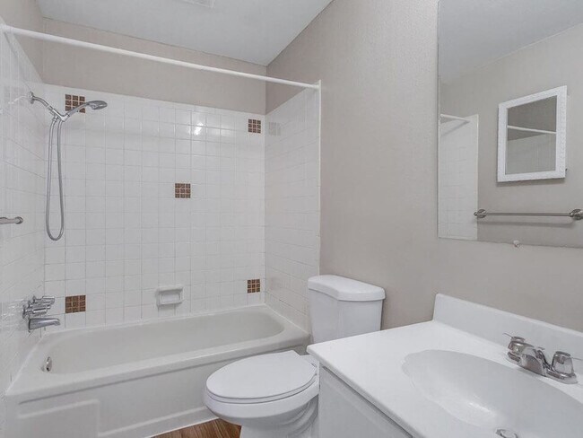Los amplios baños hacen que sea fácil prepararse por la mañana - Morgans Landing Apartments
