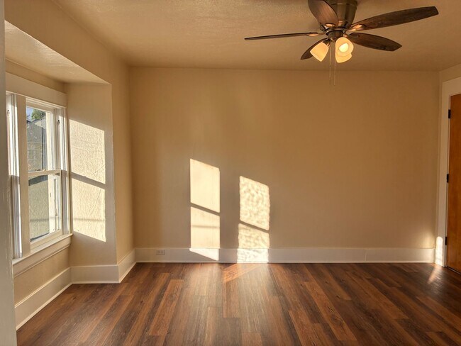 Building Photo - Winter Move-In Special!! Inner SE ::: RARE Opening, Vintage 1bd Near Belmont & Hawthorne!