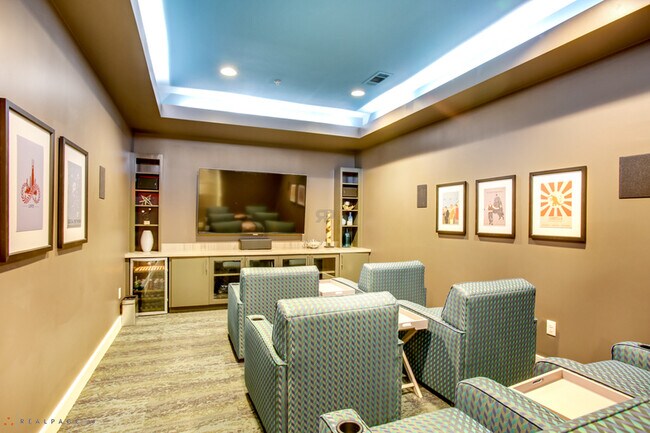 Foto del edificio - The Playboy Mansion of 1 Bed Apartments