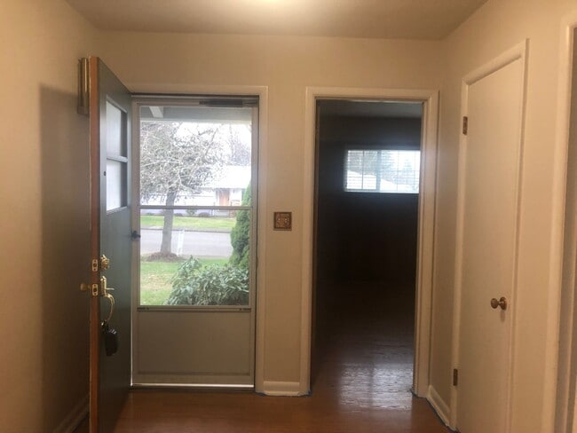 Building Photo - Stylish 4 bedroom 1.5 bath in SE Salem