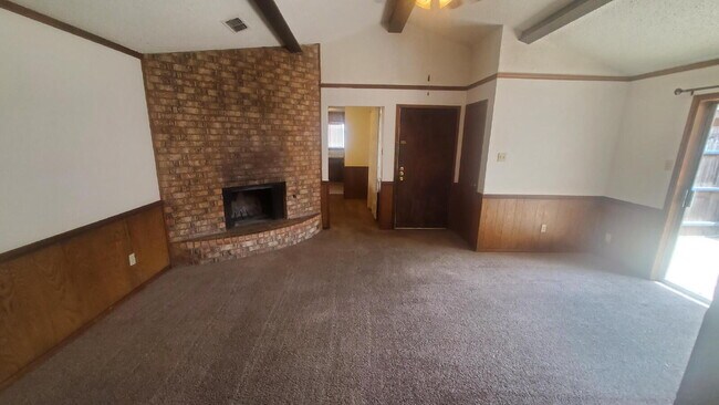 Building Photo - Centrally Located/ Convenient to Major Tho...