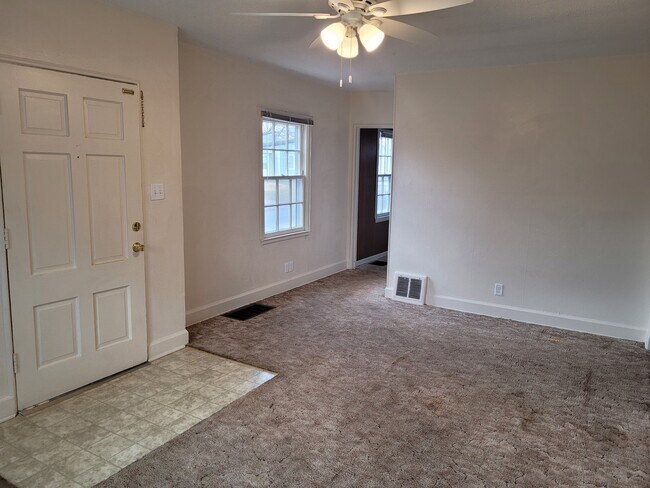 Sala de estar - 530 W 10th St N