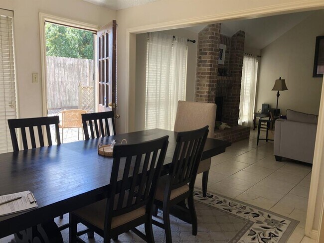 Foto del edificio - 8715 Lawncliff Ln