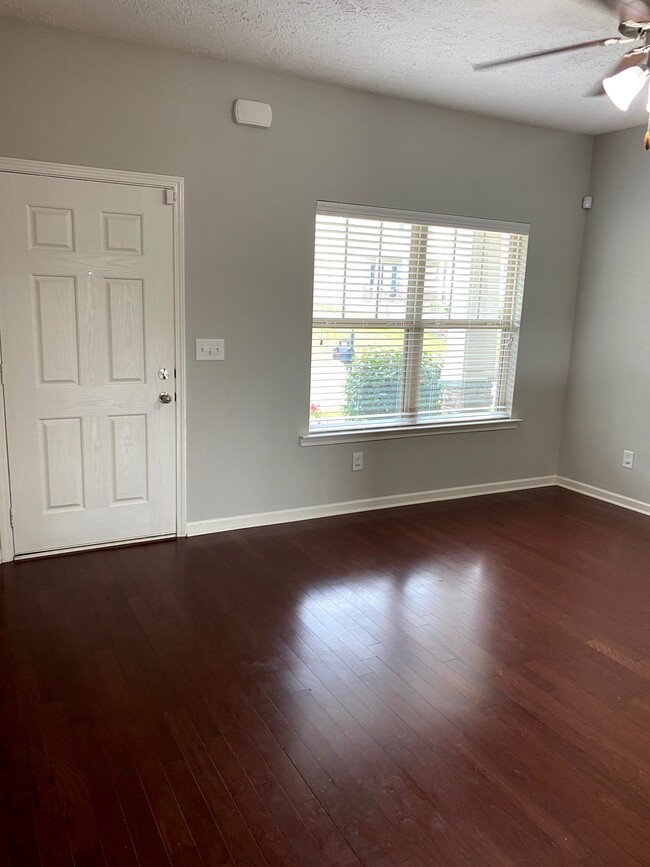 Blinds and ceiling fan in place for privacy and comfort - 1528 Sprucedale Dr