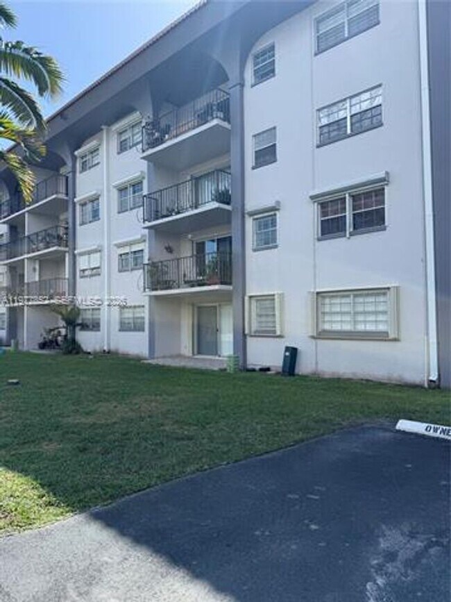 Building Photo - 8107 SW 72nd Ave