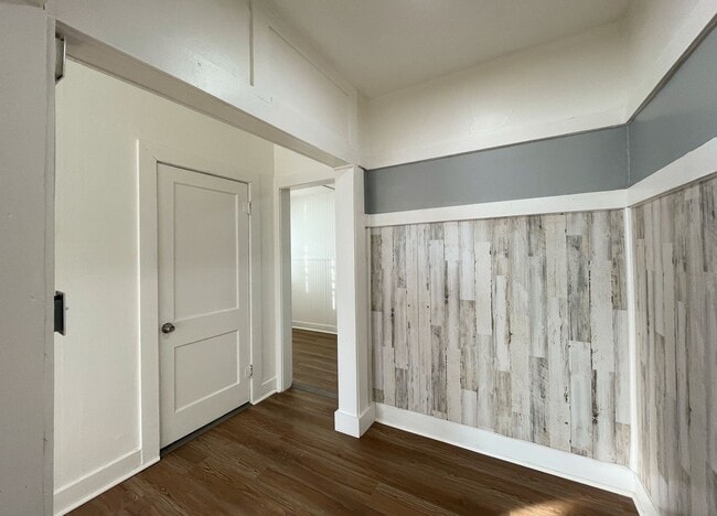 Building Photo - 420 E 4th Ave