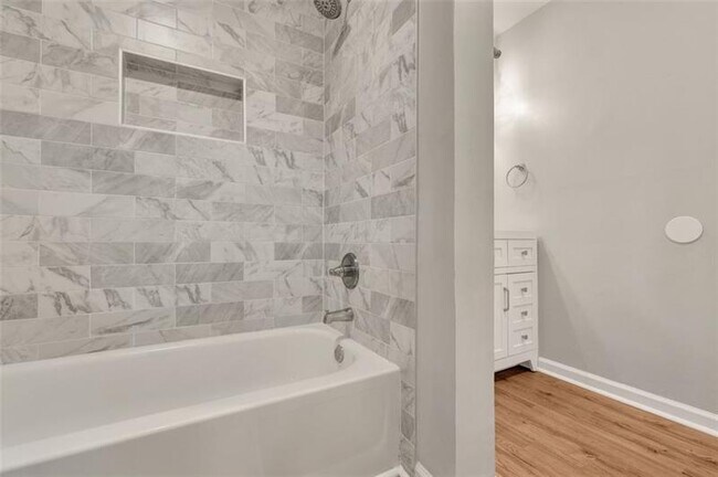 Building Photo - 628 McGill Pl NE