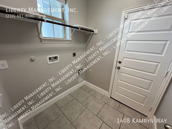 Foto del edificio - Spacious 4 Bed 3 Bath Single Story Home wi...