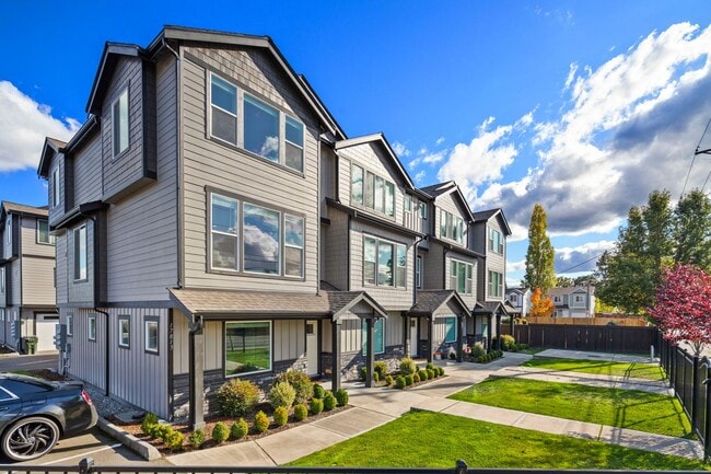Interior Photo - Rainier View Court