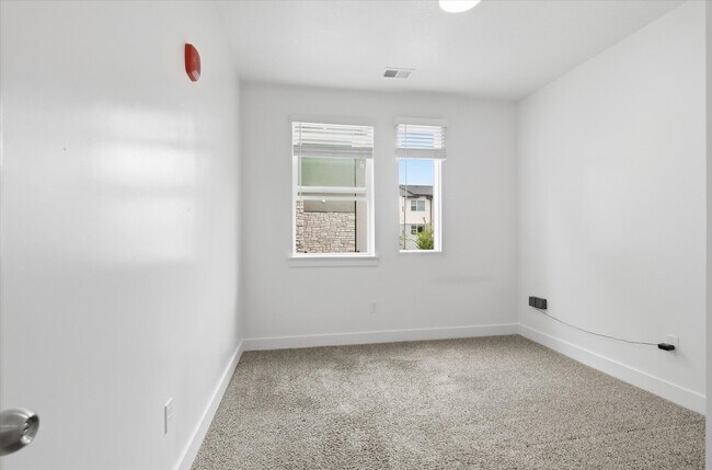 Building Photo - 475 W 60 S
