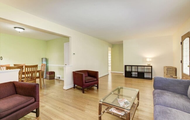 Building Photo - Absolutely Gorgeous Rambler in Great Location!