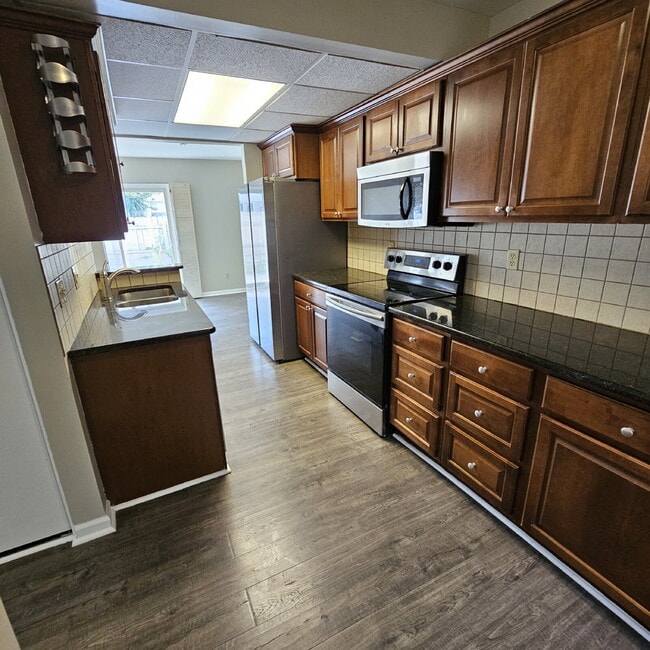 Building Photo - Spacious End Unit 2 Bedroom Condo with 2.5...