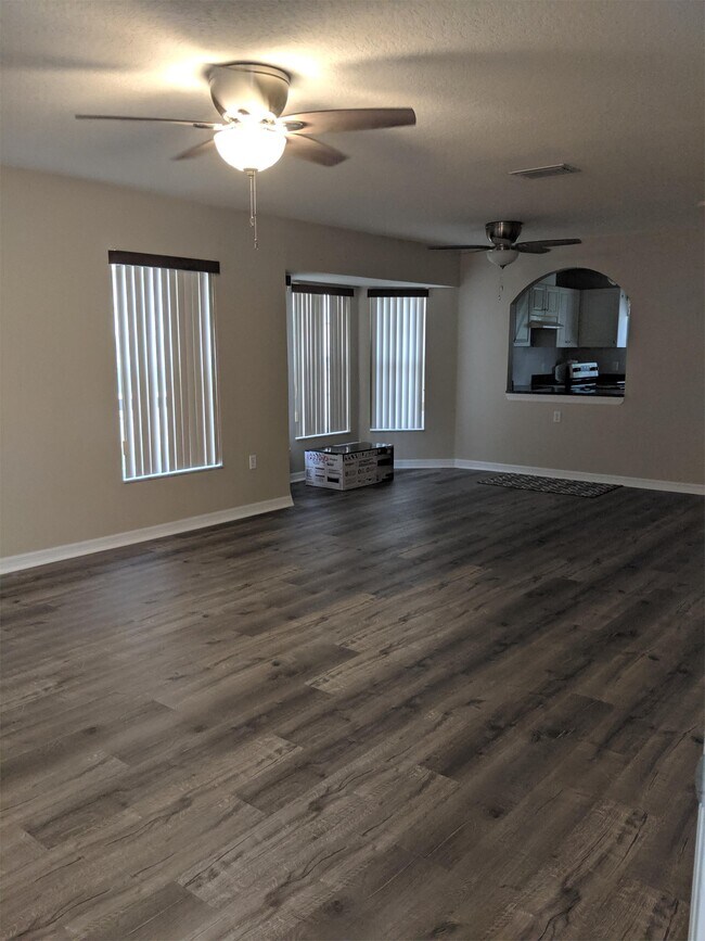Building Photo - 835 E Rembrandt Way