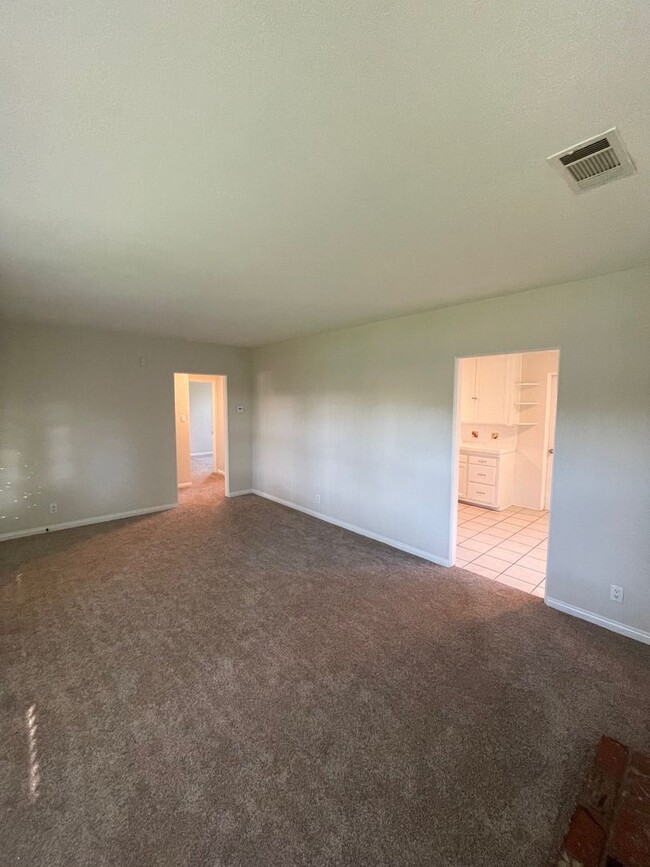 Building Photo - 2 Bedroom 1 Bath for rent in Oxnard