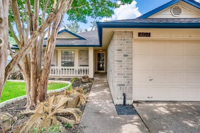 Foto del edificio - 607 Battlecreek Ln