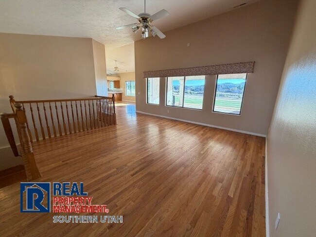 Building Photo - Golf Course Home