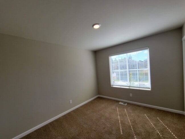 Building Photo - Bright and cheery 3 bed with loft space, c...