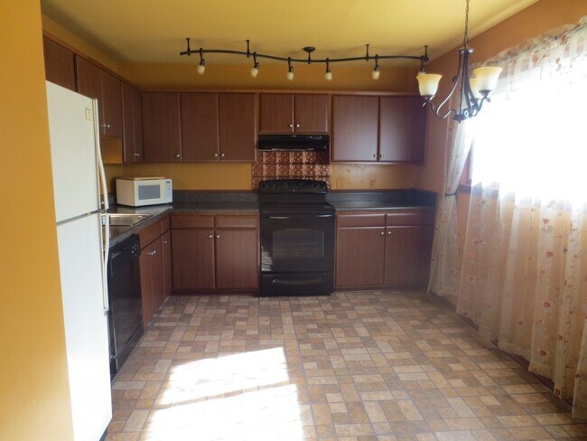 Building Photo - 4 BR, 2 BA, 1 Car Gar VB Near Golf Course ...
