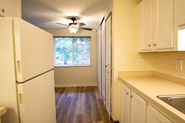 Building Photo - Great Top Floor Corner 2Bdr in Multnomah V...