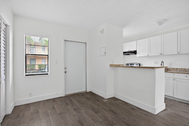 Foto del edificio - Bright & Modern 1-Bedroom Apartment in Prime Oakland Park Location