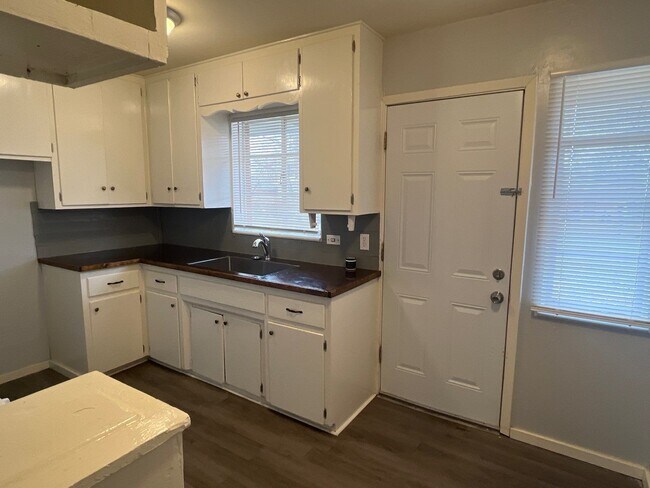 Building Photo - Great 2 Bedroom 1 Bath Home NW OKC!  $900 ...