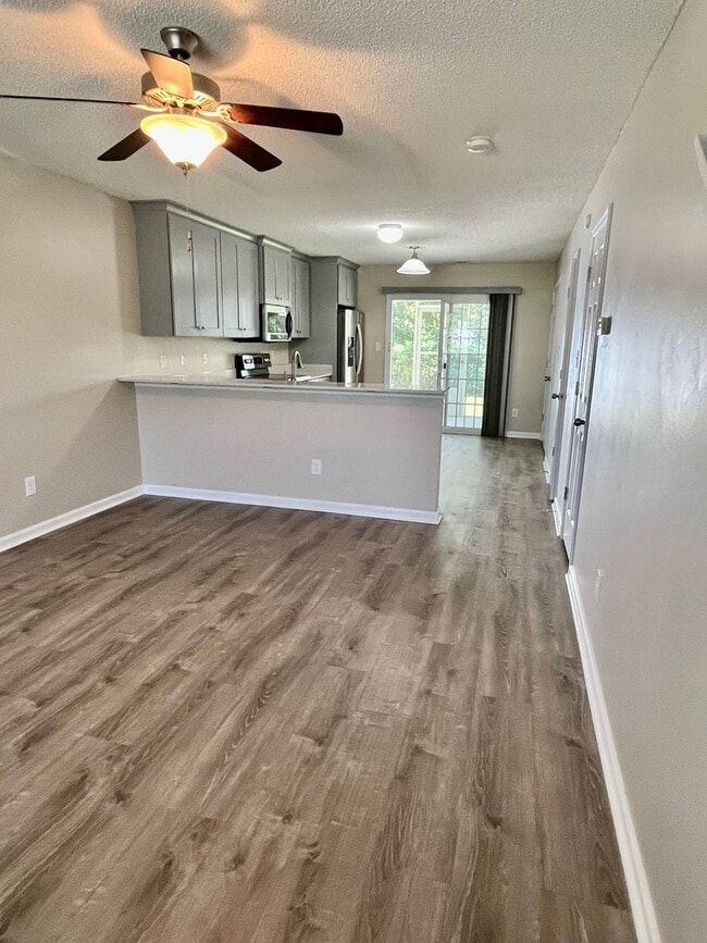 Building Photo - UPDATED Townhome in The GABLES!
