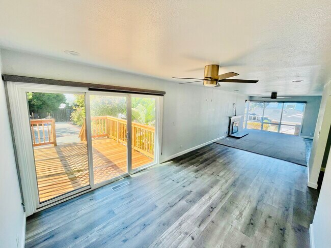 Building Photo - 2870 Crestmoor Dr