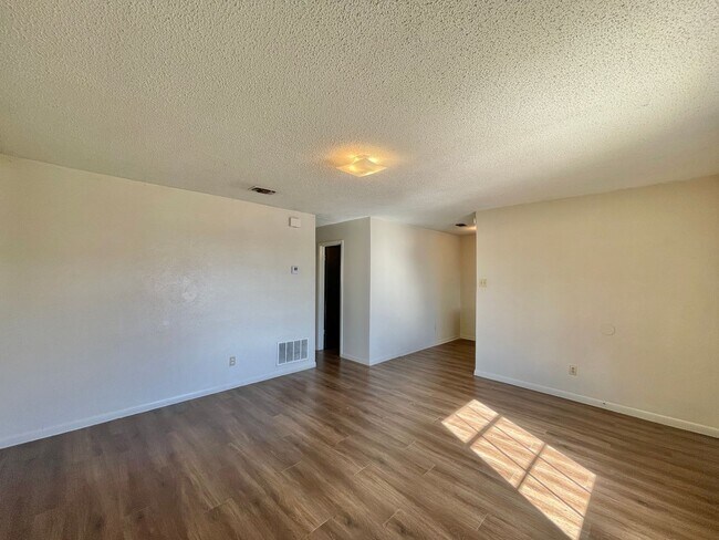 Building Photo - 624 Sunset Ln