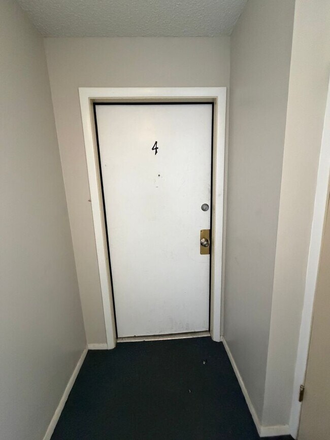 Foto del edificio - 2 Bedroom - 1 bath apartment