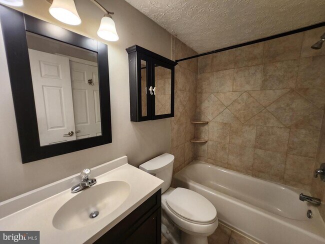 Building Photo - 3501 Wedgewood Ct
