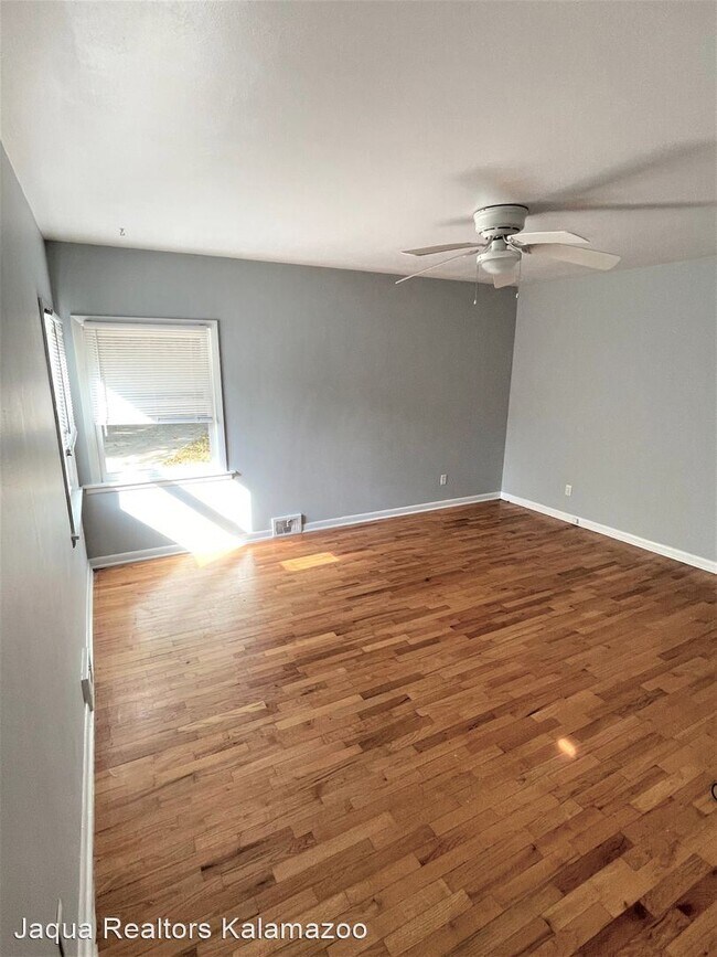 Foto del edificio - 3 br, 1 bath House - 804 Weaver Ave