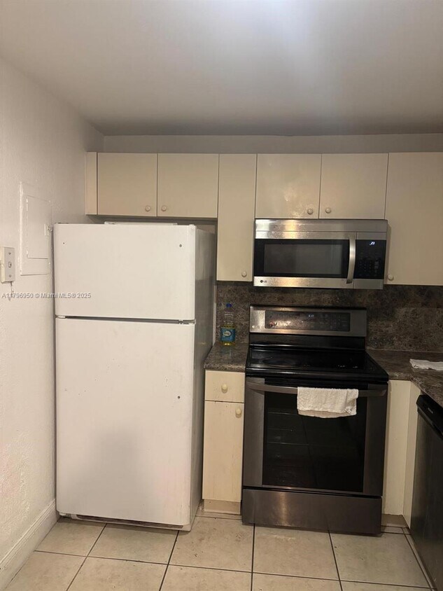 Primary Photo - 4235 N University Dr