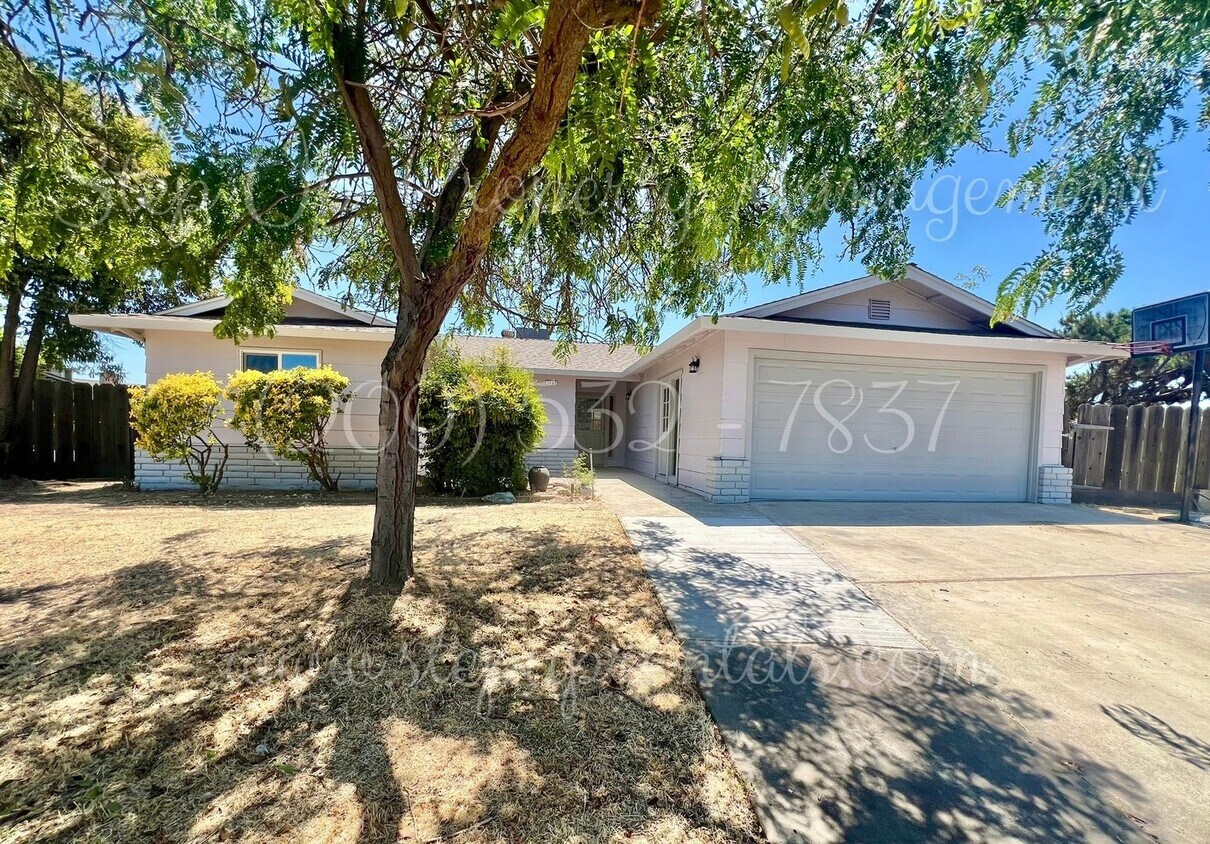 Foto principal - Beautifully Updated 4-Bedroom Home on Half...