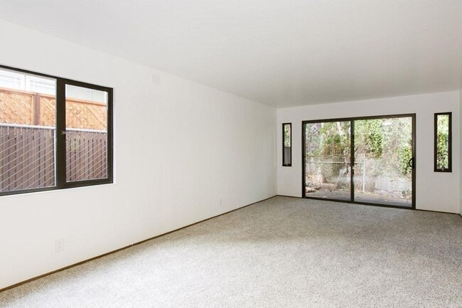 Foto del edificio - Secluded Rockridge 2BD | Parking Included | Near BART, Shops & Dining