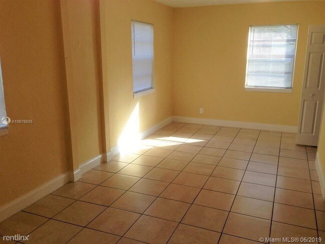 Building Photo - 3 br, 2 bath House - 4650 NE 1st Ter