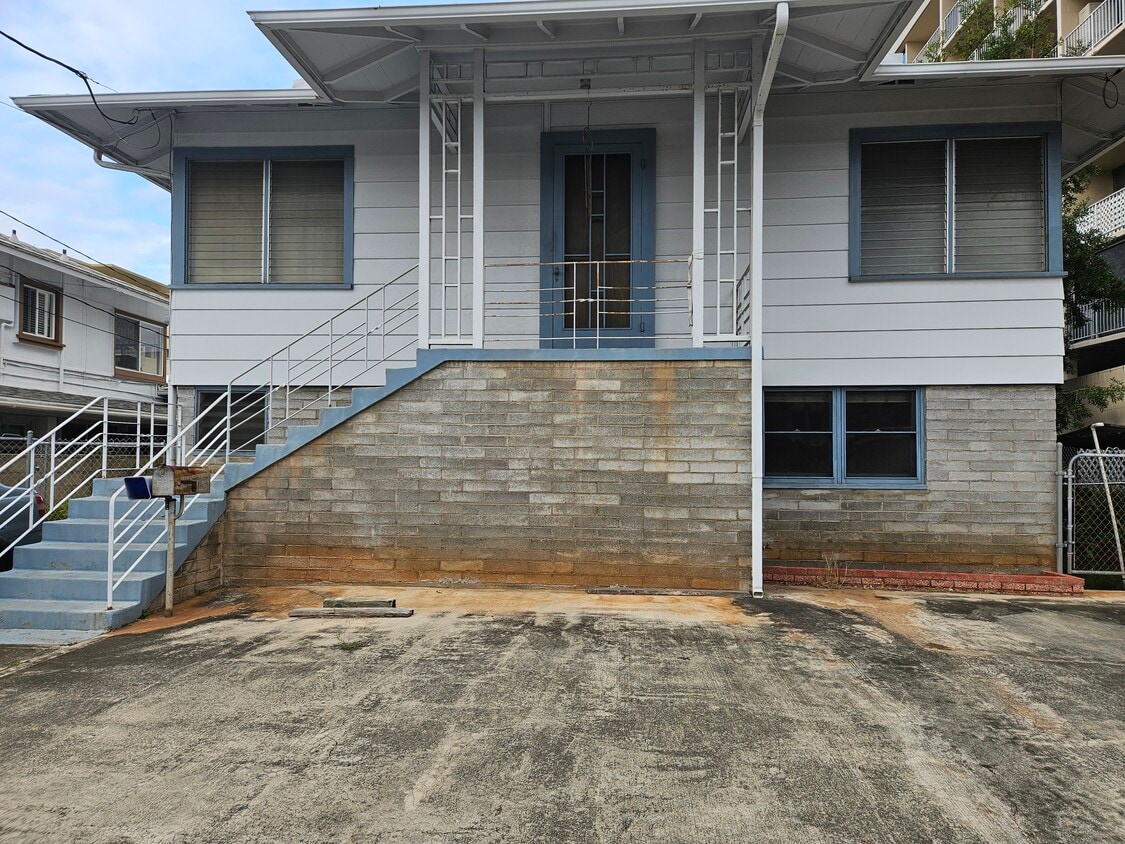 1740 MALANAI STREET. One bedroom apartments in front. Studios in rear of the building. Parking - 1740 Malanai St