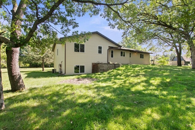 Building Photo - Rent in Andover 4 bd 3 ba 5 garage stalls, 1 AC avail NOW: $2,895/mo plus utilities.