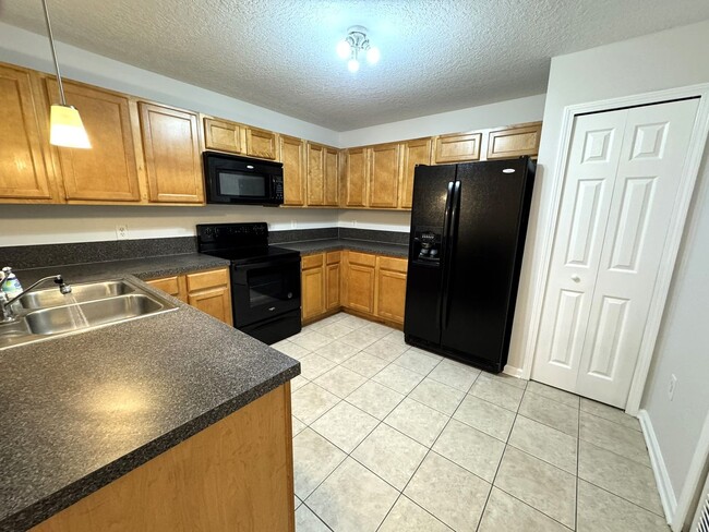 Building Photo - Lovely 3BR/2BA Westside Condo