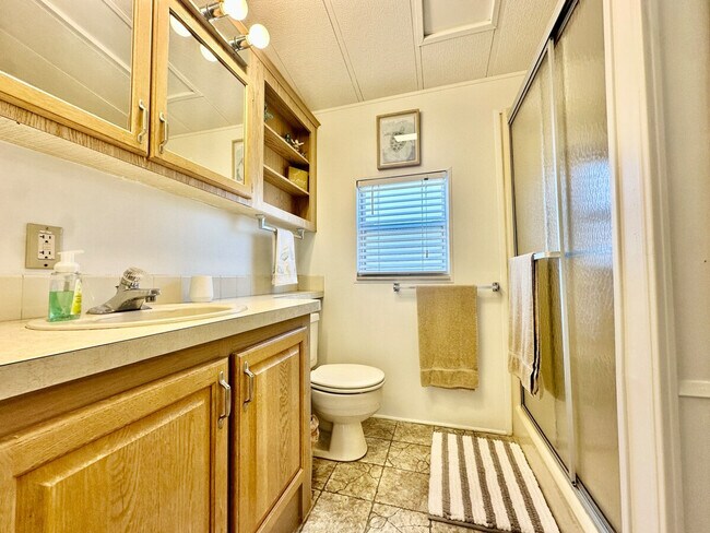Foto del edificio - 274 Nettles Blvd