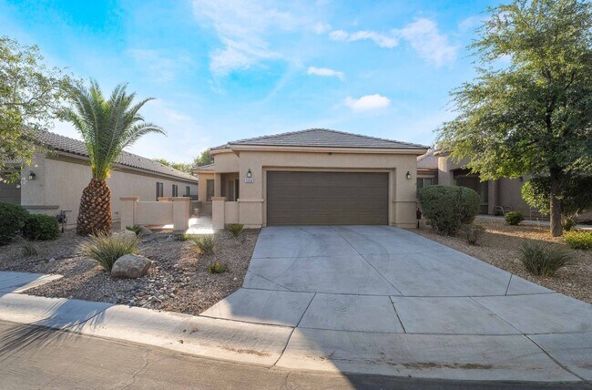 Building Photo - Tranquil Oasis: Golf Course Views!