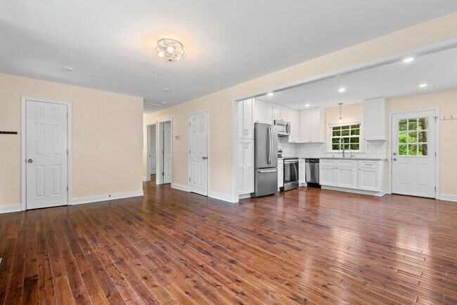 Foto del edificio - 3 bedroom, 2 bathroom ranch-style home in ...