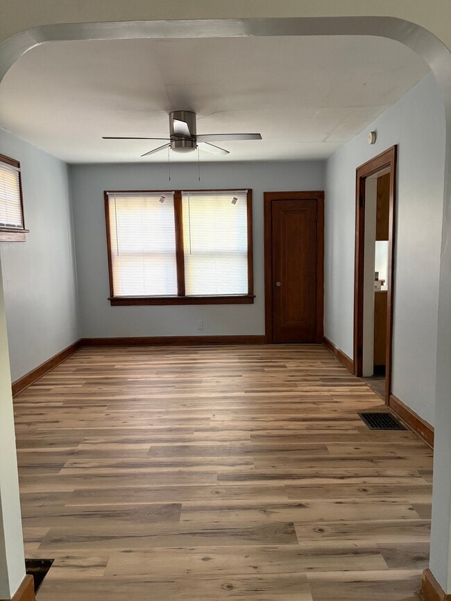 Foto del edificio - 1410 E Blake Ave